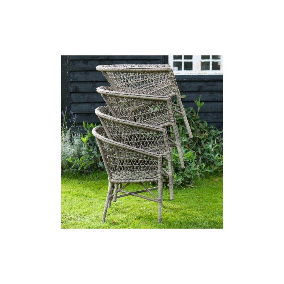 Fauteuil en résine tressée ton taupe et coussin blanc crème