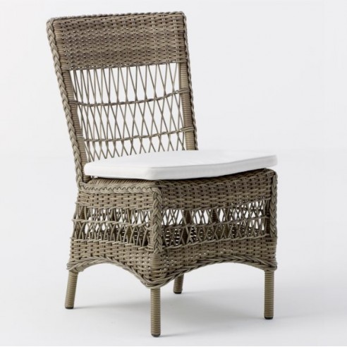 Chaise en résine tressée avec un coussin blanc crème Chaise en résine tressée avec un coussin blanc crème