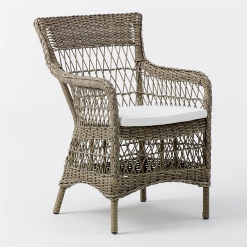 Fauteuil en résine tressée avec un coussin blanc crème Fauteuil en résine tressée avec un coussin blanc crème
