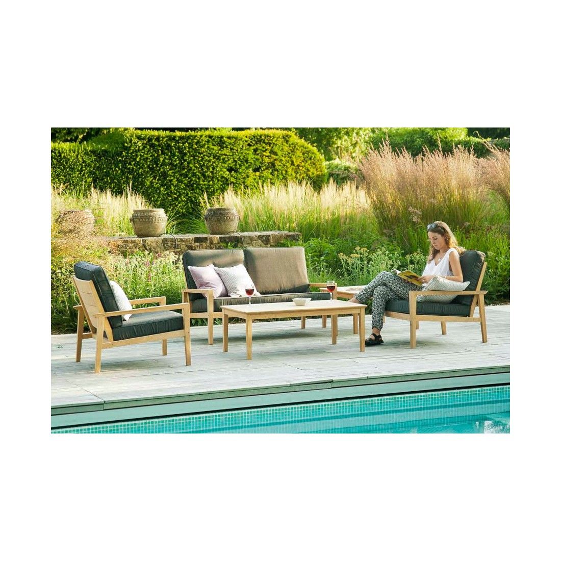 Canapé lounge, salon de jardin, en bois avec coussin noir, haut de gamme