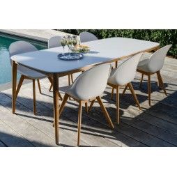 Chaise design blanche avec pieds en teck