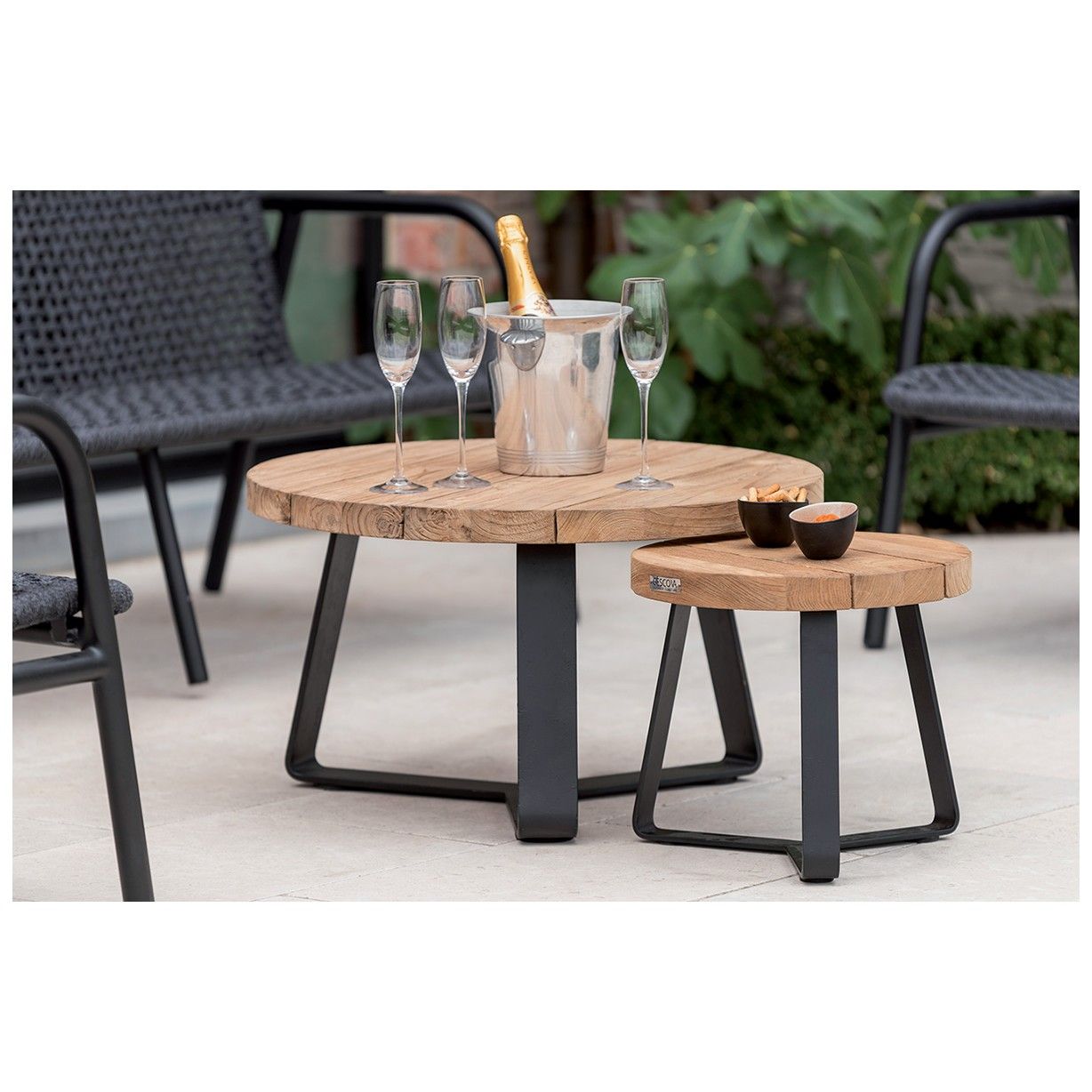 Table de jardin basse et ronde en teck recyclé et acier, Margarite