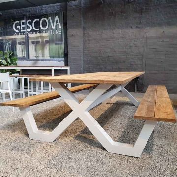 Table pique-nique avec bancs en teck et pieds en aluminium, Carelli