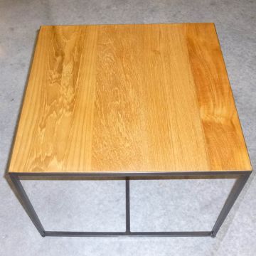 Table basse en métal avec un plateau fin en teck 50x50 cm