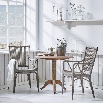 Fauteuil en rotin pour la salle à manger, Piano