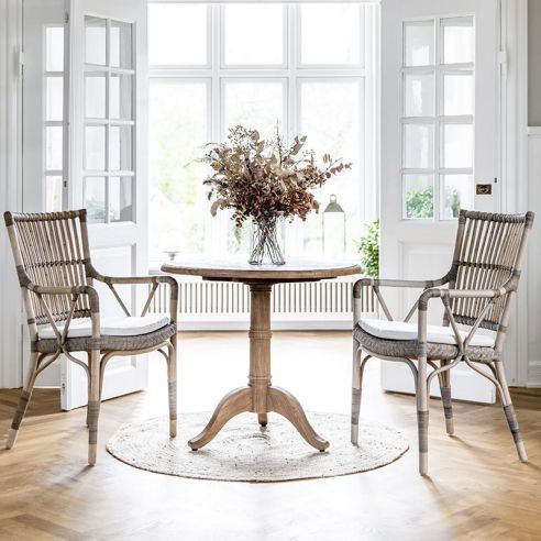 Fauteuil en rotin pour la salle à manger, Piano