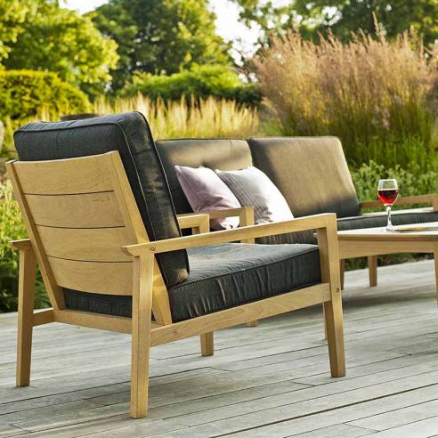 Fauteuil de salon de jardin en bois avec coussin noir, haut de gamme