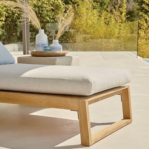 Lit bain de soleil en teck avec un épais coussin