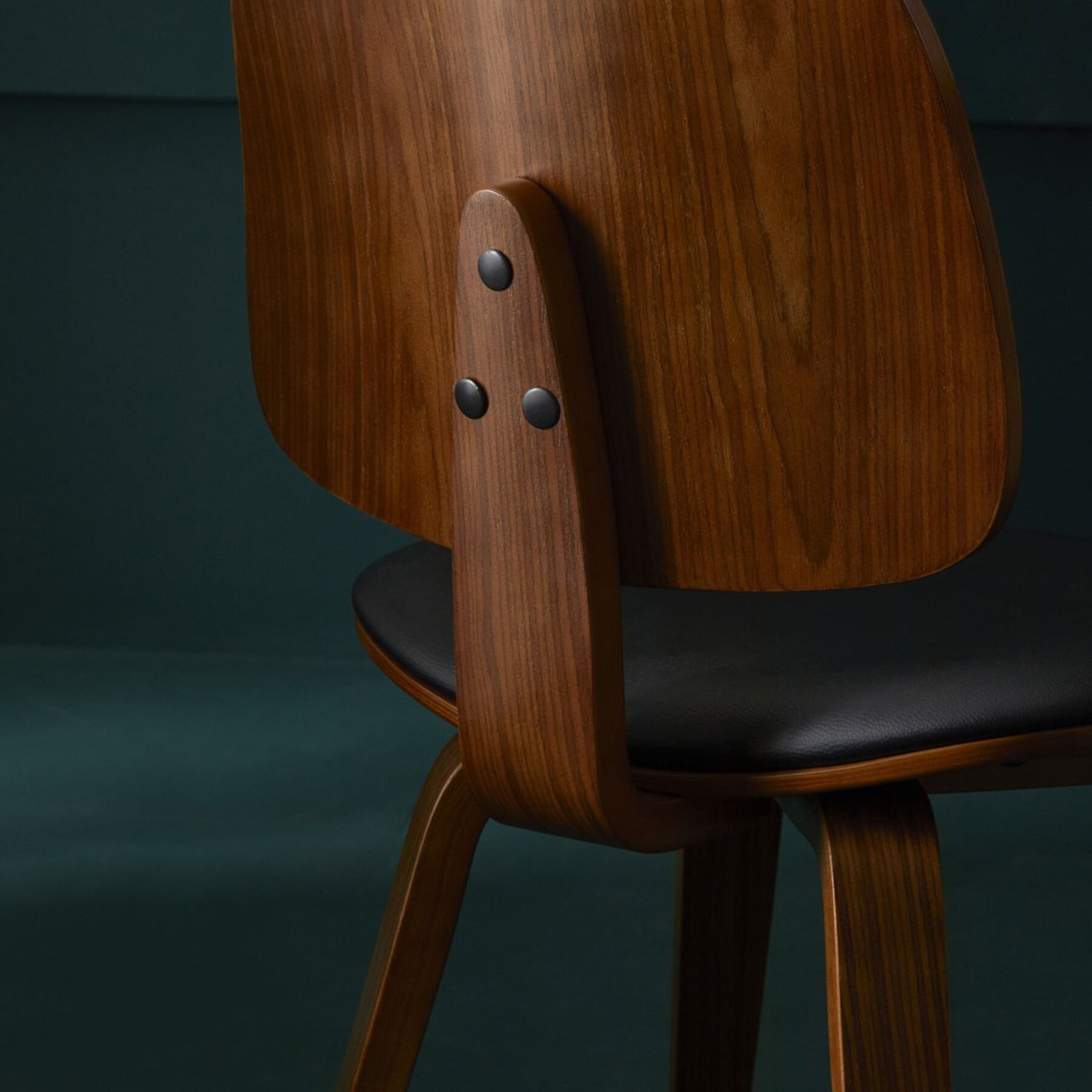 Lot de 2 chaises Brad noyer et vinyle noir - Signature Lot de 2 chaises Brad noyer et vinyle noir - Signature