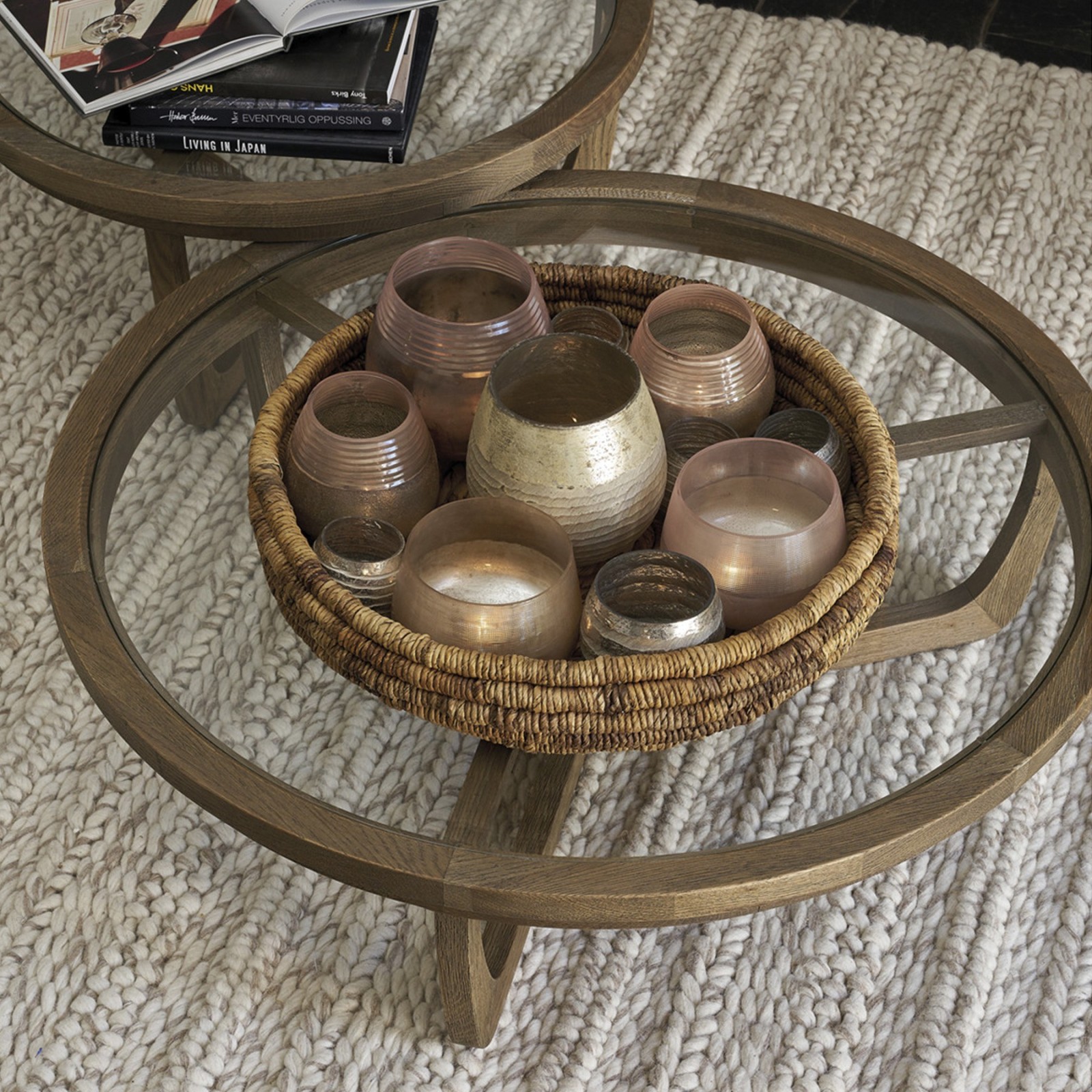 Table basse ronde Maxton en chêne et verre | Blanc d'Ivoire Table basse ronde Maxton en chêne et verre | Blanc d'Ivoire