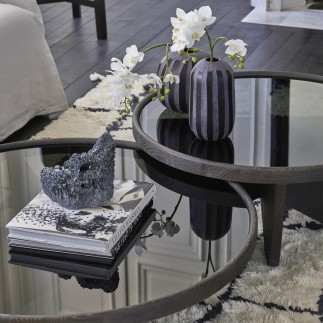 Table basse ronde en chêne avec piètement sculptural et plateau verre Cléo