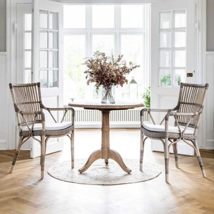 Fauteuil en rotin pour la salle à manger, Piano