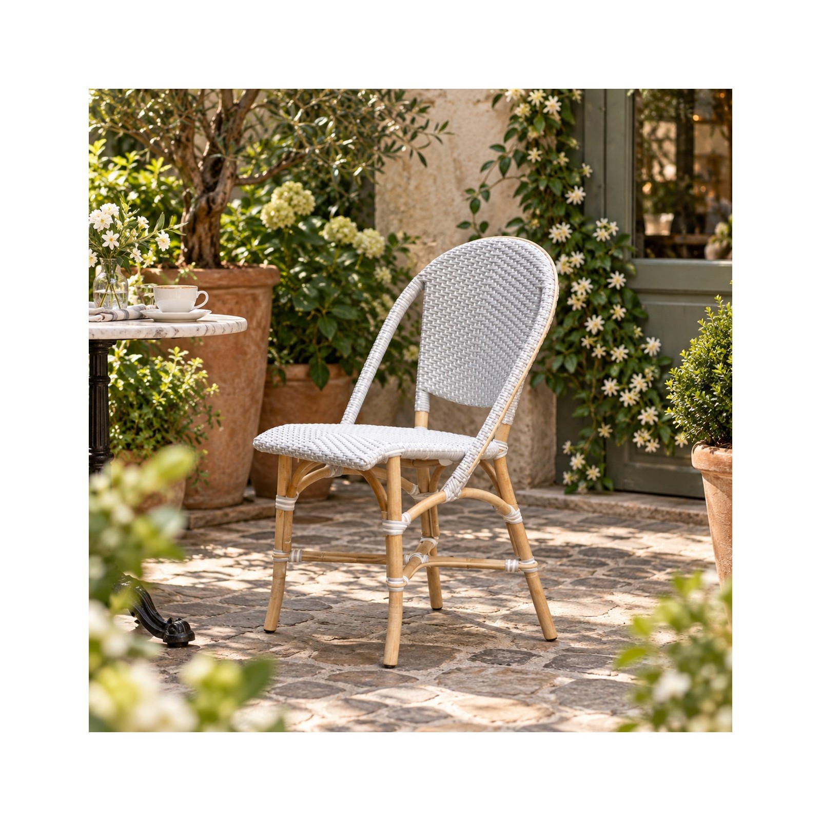 Chaise en rotin naturel et résine tressée empilable, Sofie