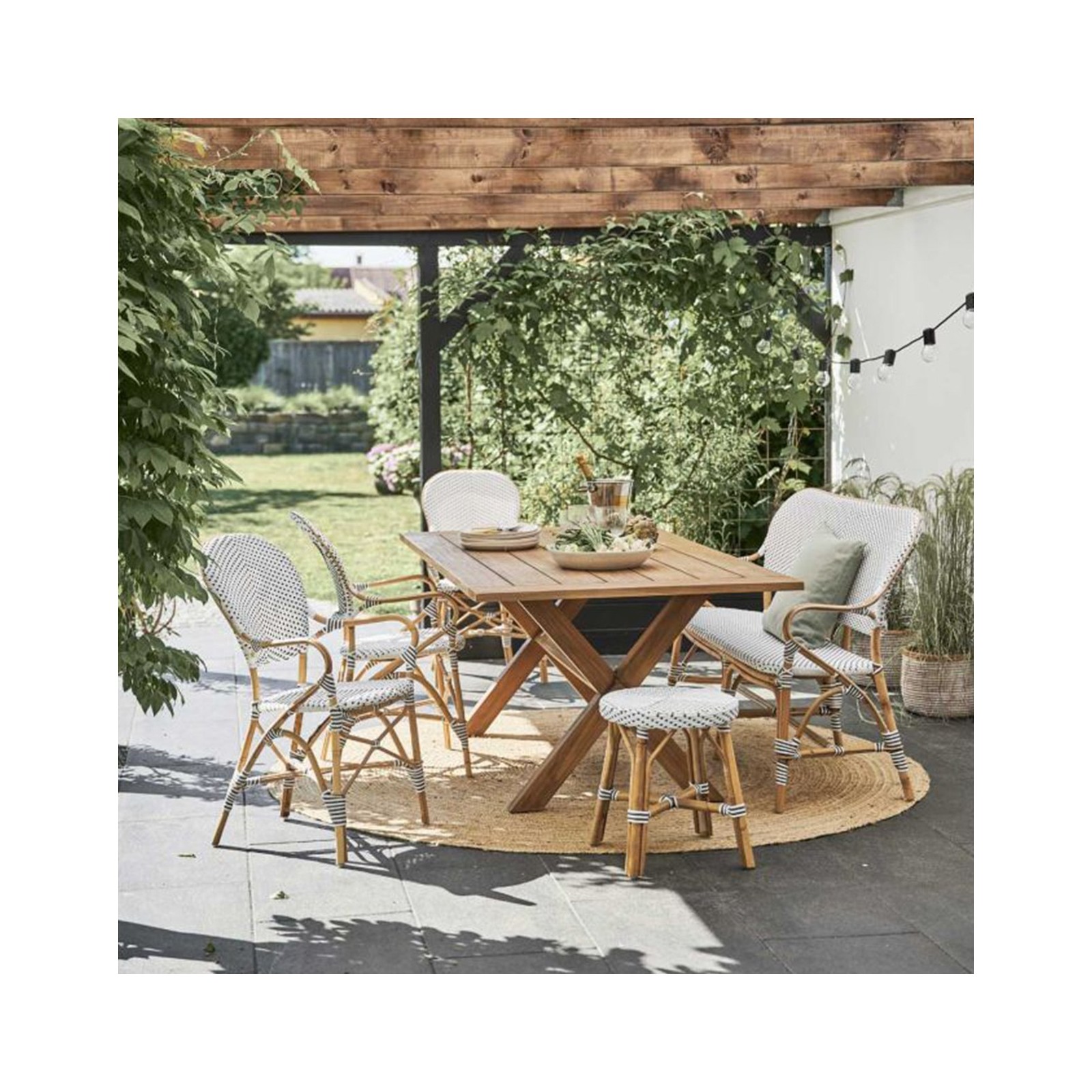 Table en teck pied croisé 160 cm Colonial Table en teck pied croisé 160 cm Colonial