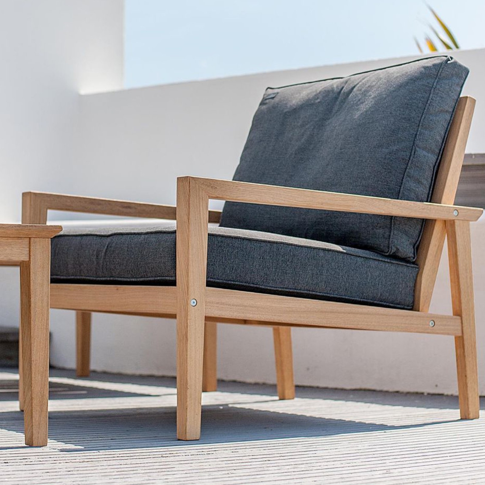Fauteuil de jardin en bois avec coussin noir, haut de gamme Fauteuil de jardin en bois avec coussin noir, haut de gamme