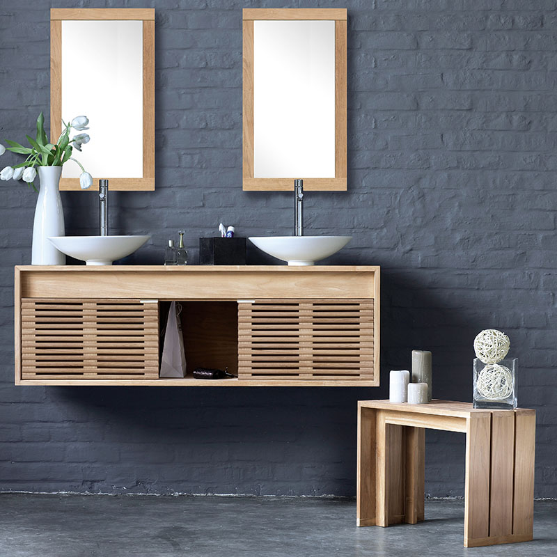 salle de bain avec banc en bois