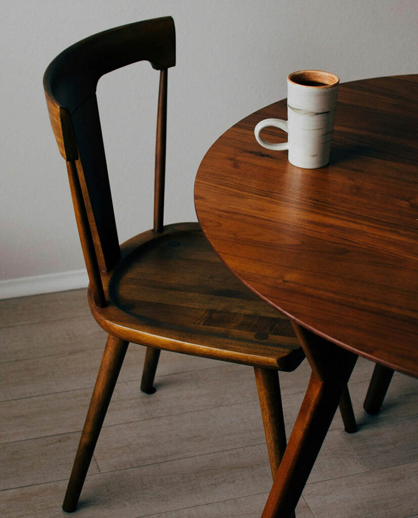 Belle table et chaise en noyer