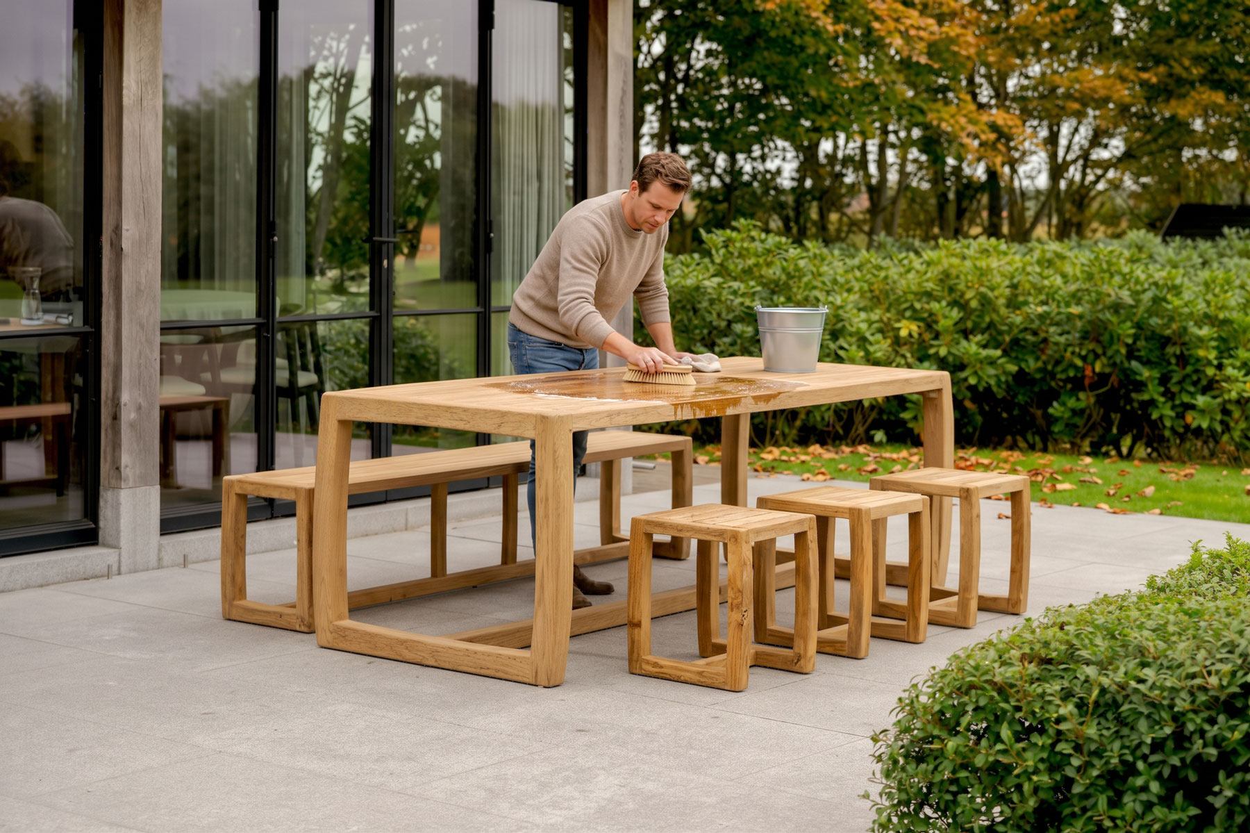 Nettoyage de la table en teck Manon Gescova à la brosse souple et à l'eau savonneuse