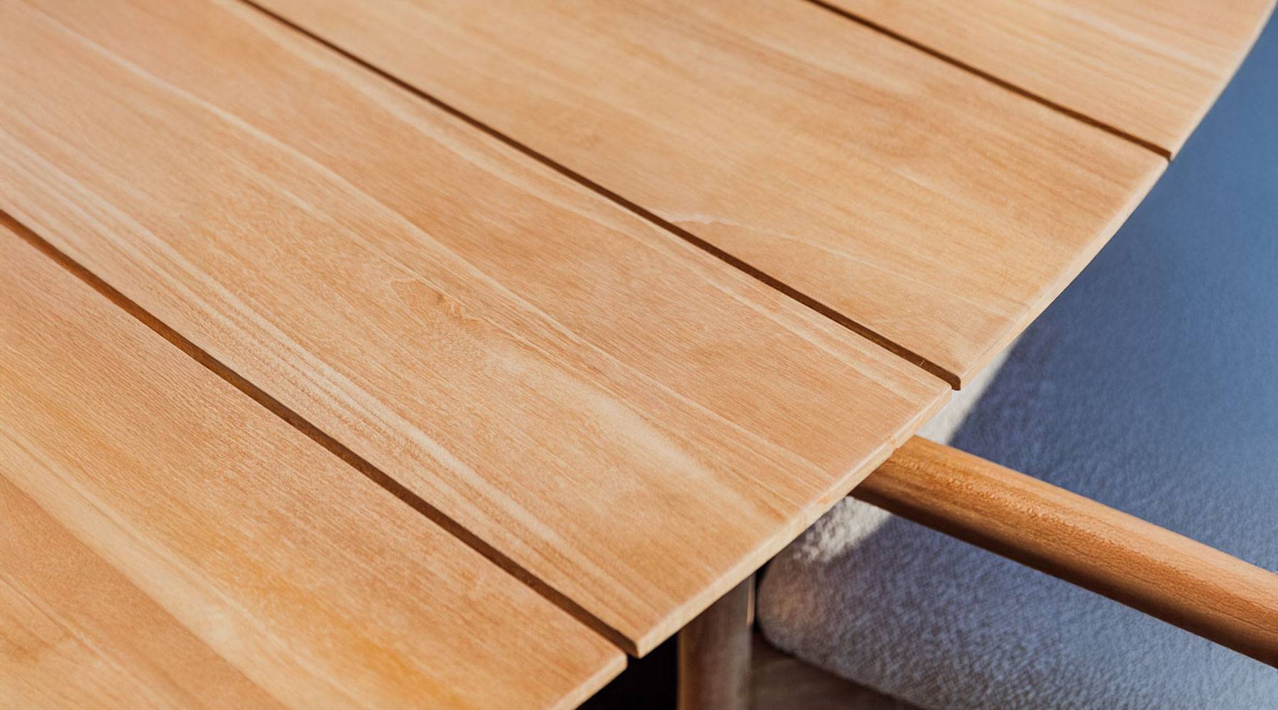 Veinage d'un meuble en bois brut sans finition