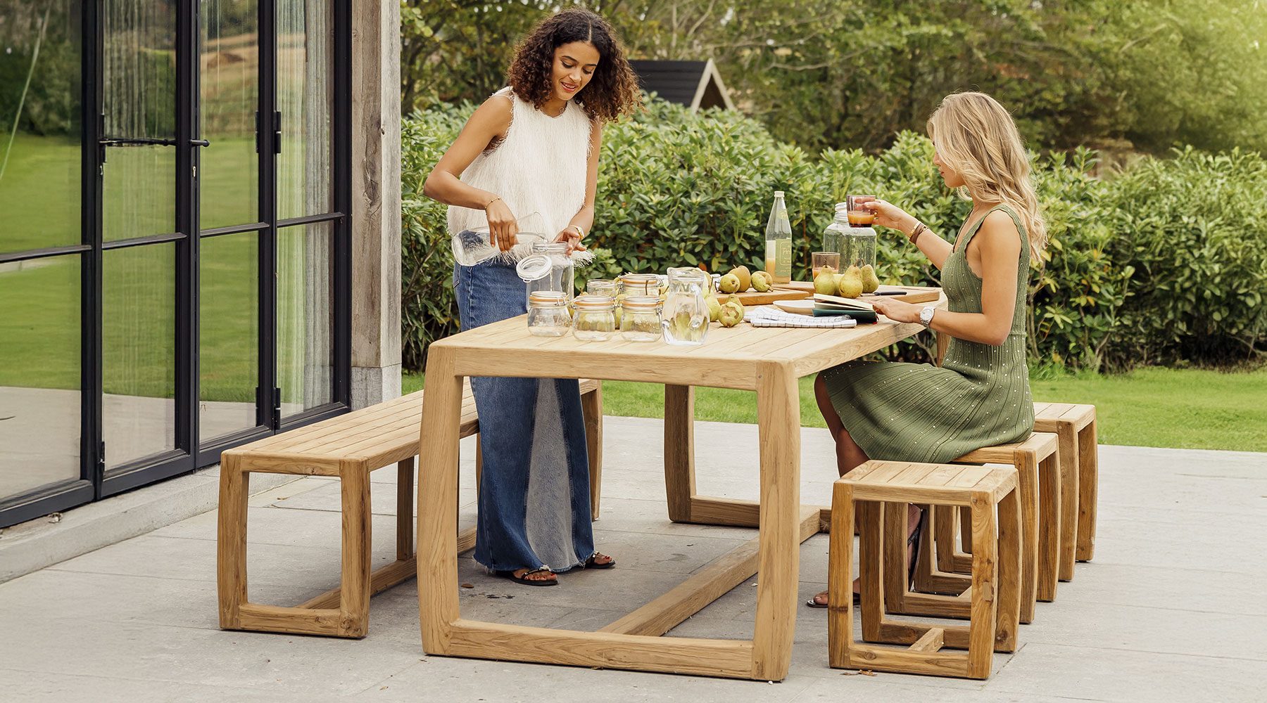 Table de jardin en teck entretenue, patine naturelle et lumière du soir