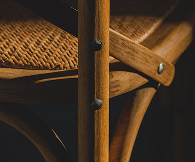 chaise en bois avec une assise en rotin style vintage