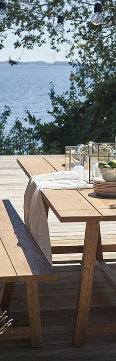 Table et banc en teck sur une terrasse